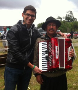 Junto a Don Sergio Barrientos, gran exponente de la música de Chiloé