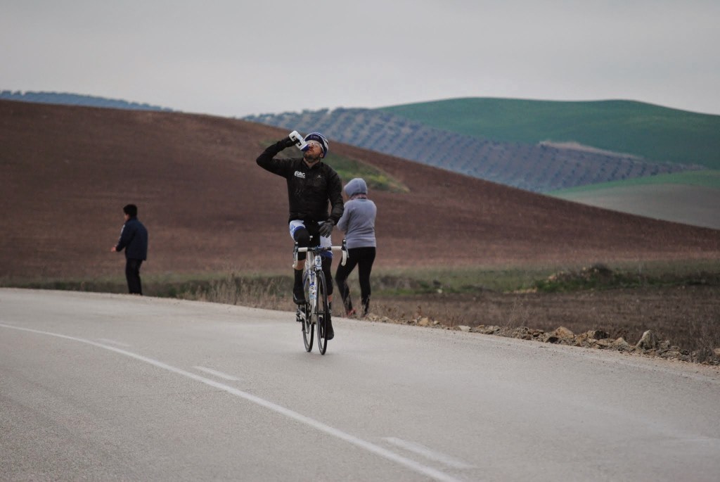En la vega de Jaén, Lucas Euser (UHC) echa un trago
