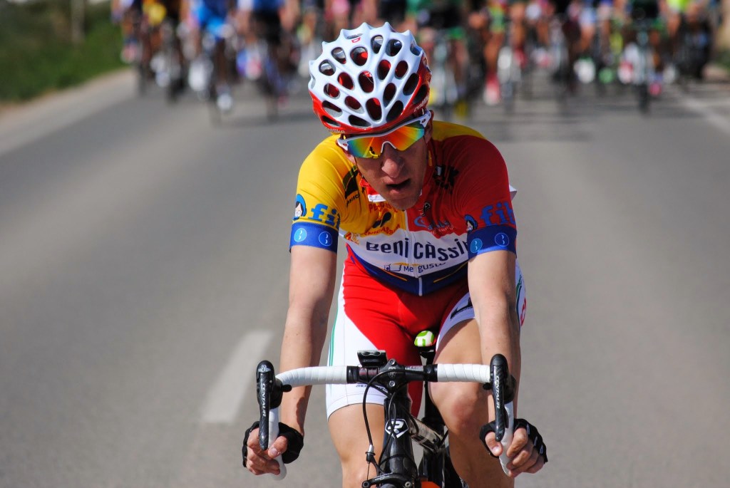 Un ciclista sin identificar que atacaba a cada instante en la Vuelta Costa Cálida