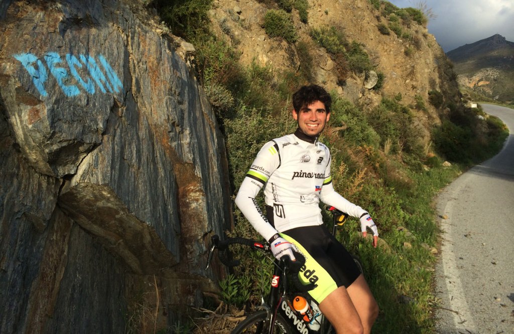 Foto apolínea junto a una pintada en homenaje a Pecharromán que hay a mitad de El Purche. Qué grande.