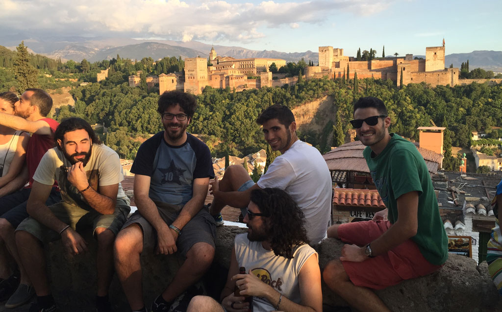 Amigos, del ciclismo y ajenos. Graná, la Alhambra, Sierra Nevada. Sólo podría mejorar esta foto que saliera quien estaba detrás de la cámara.