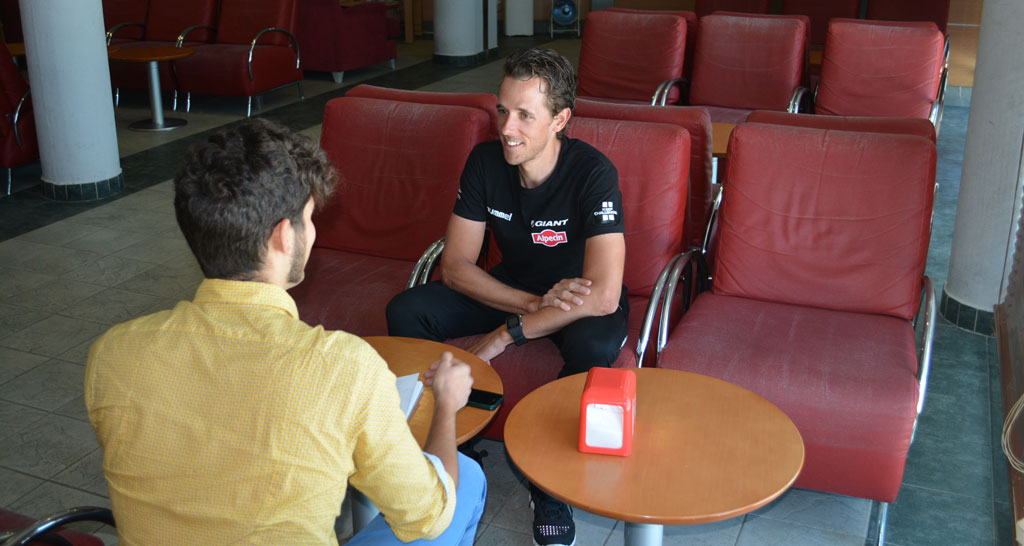 Periodista apolíneo entrevista al no menos bello Koen de Kort