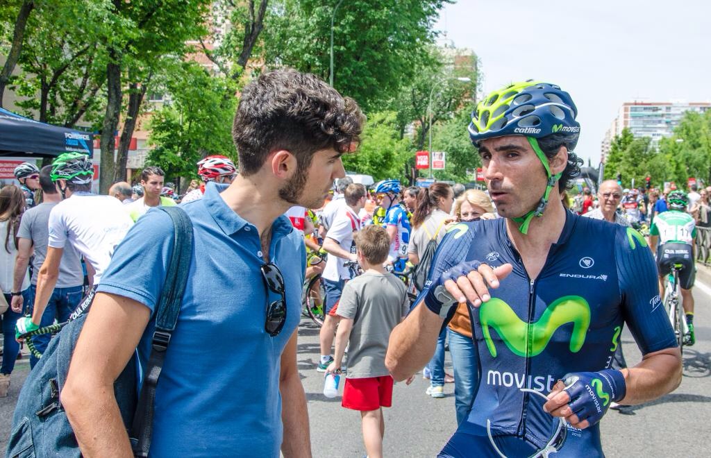 Conversando con Fran Ventoso. Efectivamente, el polo me está un tanto pequeño. Pero no es que haya engordado, sino que se nota el gimnasio. Claro que SU.